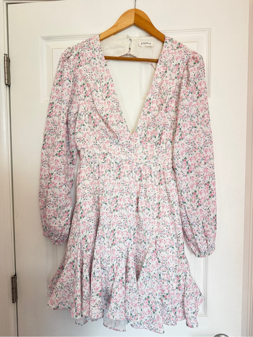 NWOT - Storia White and Pink Floral V-Neck Long Sleeve Mini Dress